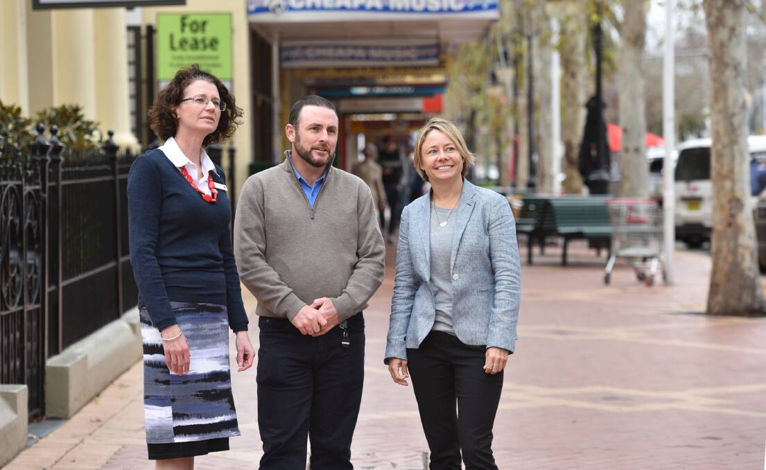 FRESH-AIR APPROACH: Smoke-free advocates, from left, Penny Milson, Tamworth Regional Council environment manager Ross Briggs and health data doctor Jessica Stewart have welcomed the next historic step in cleaner air across council areas. Photo: Geoff O'Neill 260815GOC03