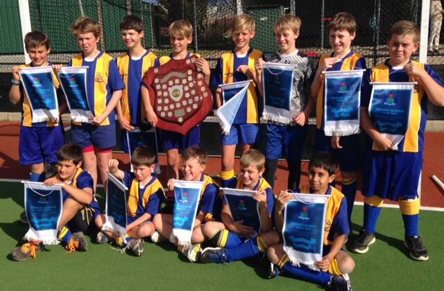 Tamworth Public boys' hockey side with their pennants after yesterday's State CHS Knockout success