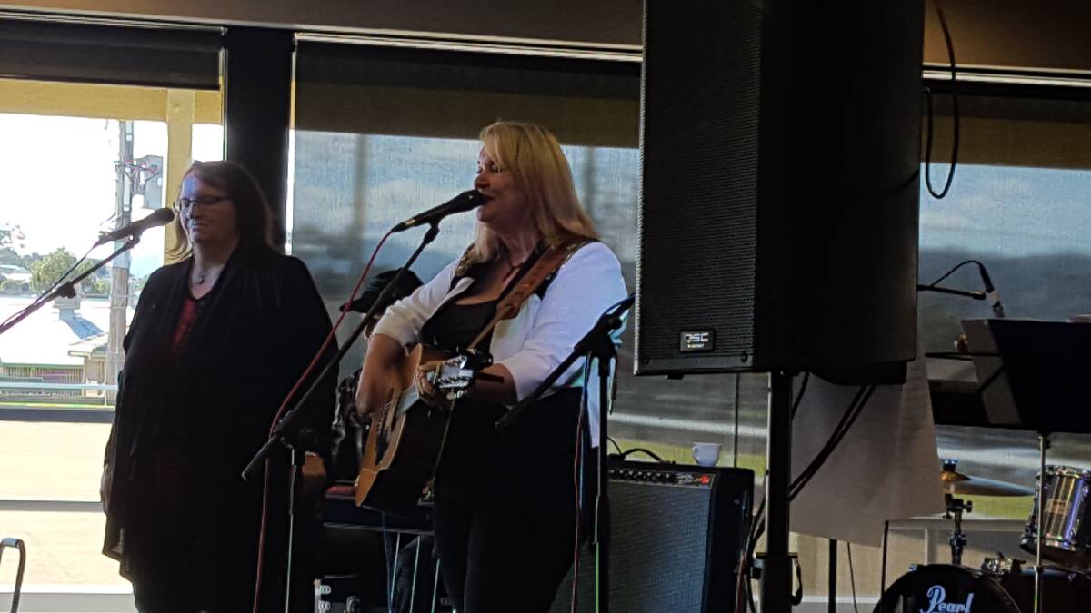 Tracy Coster, with harmony vocalist Wendy Wood, on stage at South Tamworth Bowlo for the CCMA salute to Anne Kirkpatrick.
