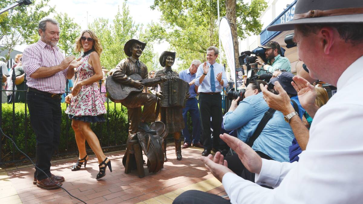 FLASHBACK: Sculptor Tanya Bartlett with musician John Williamson and former premier Barry O’Farrell, right, at the unveiling of her Slim Dusty and Joy McKean statue in Tamworth in 2014. Photo: Barry Smith 240114BSG12