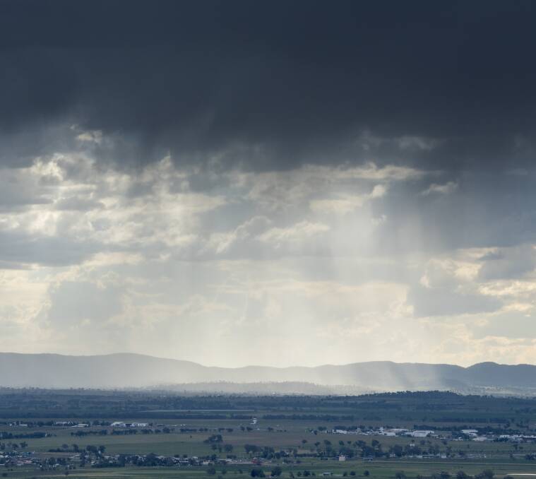 BLANKETED: Storm clouds blanket Tamworth on Thursday afternoon as a front moves in. Photo: Peter Hardin 271016PHE02
