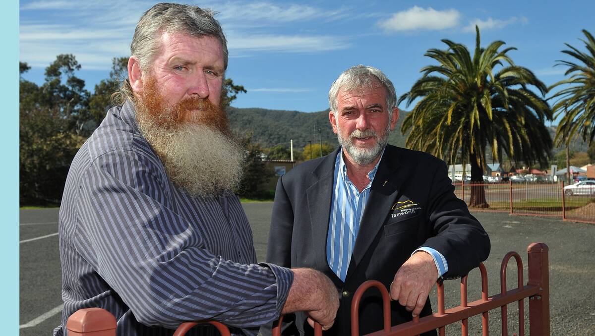 DISGUSTED: Russell Webb, right, and Ross Whitaker of the United Mine Workers discuss the helicopter winching issue yesterday.  Photo: Geoff O’Neill 2607213GOD01