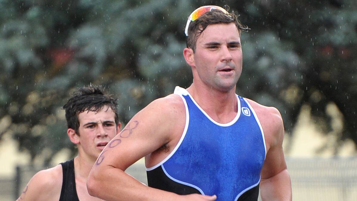 Matt Fitzgerald stays a few strides ahead of Callum Dolby in the final stages of Sunday’s  Tamworth triathlon.  Photos: Grant Robertson 181112GRA08