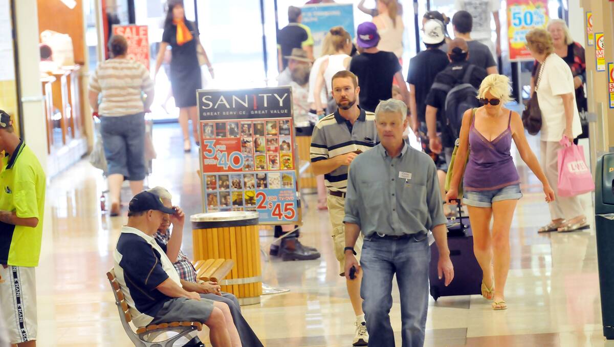 ESCAPING THE HEAT: Tamworth residents have been flocking to shopping centres like City Plaza in Peel St to keep cool during the recent hot spell. Photo: Geoff O’Neill 070113GOE01