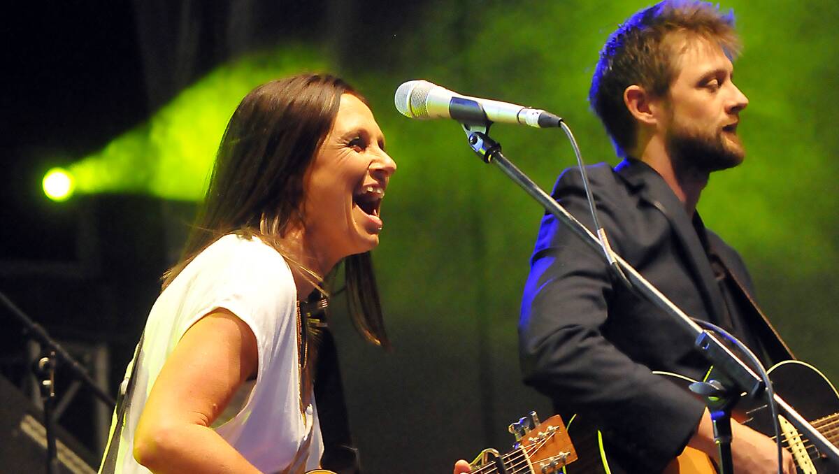 GREAT ENTERTAINMENT: Kasey Chambers and Shane Nicholson thrilled thousands of fans with a free concert in Bicentennial Park last night. Photo: Geoff O’Neill 230113GOF05