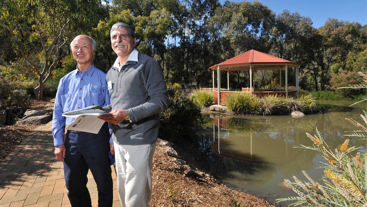 INSPECTION TOUR: Tamworth Tidy Towns committee chairman Paul Ying, left, with visiting Tidy Towns assessor Greg Croft at the Tamworth Regional Botanic Garden yesterday.  Photo: Barry Smith  150812BSB02