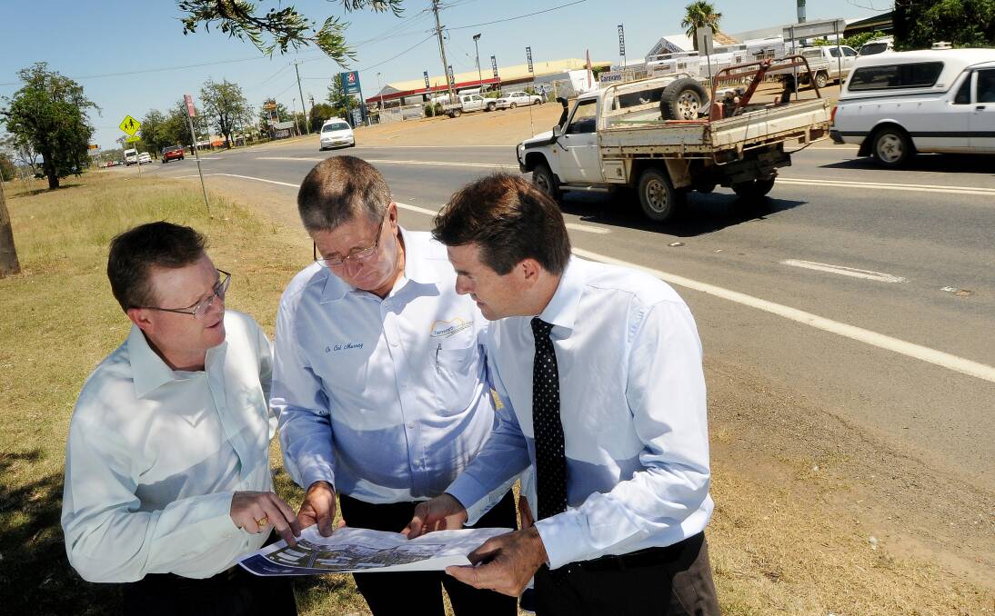 WORK IMMINENT: TRC general manager Paul Bennett, mayor Col Murray and member for Tamworth Kevin Anderson look over the plans for the Oxley Highway upgrade. Photo: Gareth Gardner 201213GGA02