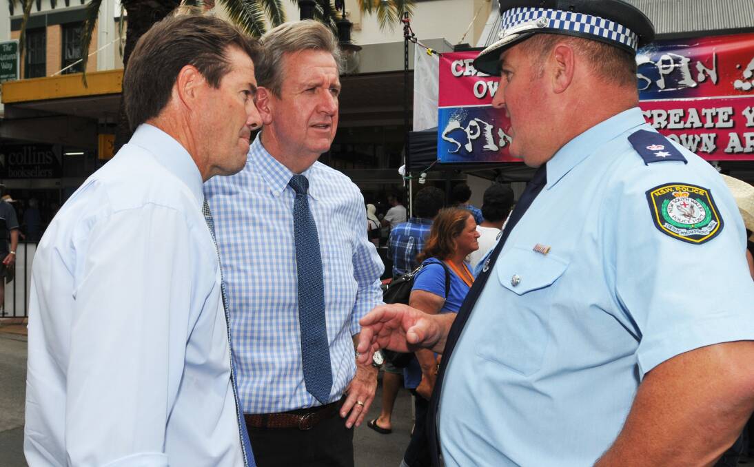 TICK OF APPROVAL: Premier Barry O’Farrell, pictured centre with local MP Kevin Anderson, has praised the local liquor accord and police, including Oxley Acting Superintendent Jeff Budd, for helping to drive the new licensing  restrictions in Tamworth.  Photo: Geoff O’Neill 240114GOE25