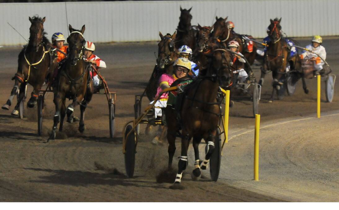 Goldplay and Bart Cockburn turn for home on their way to a recordbreaking Golden Guitar win. Photo: Gareth  Gardner 240114GGE01