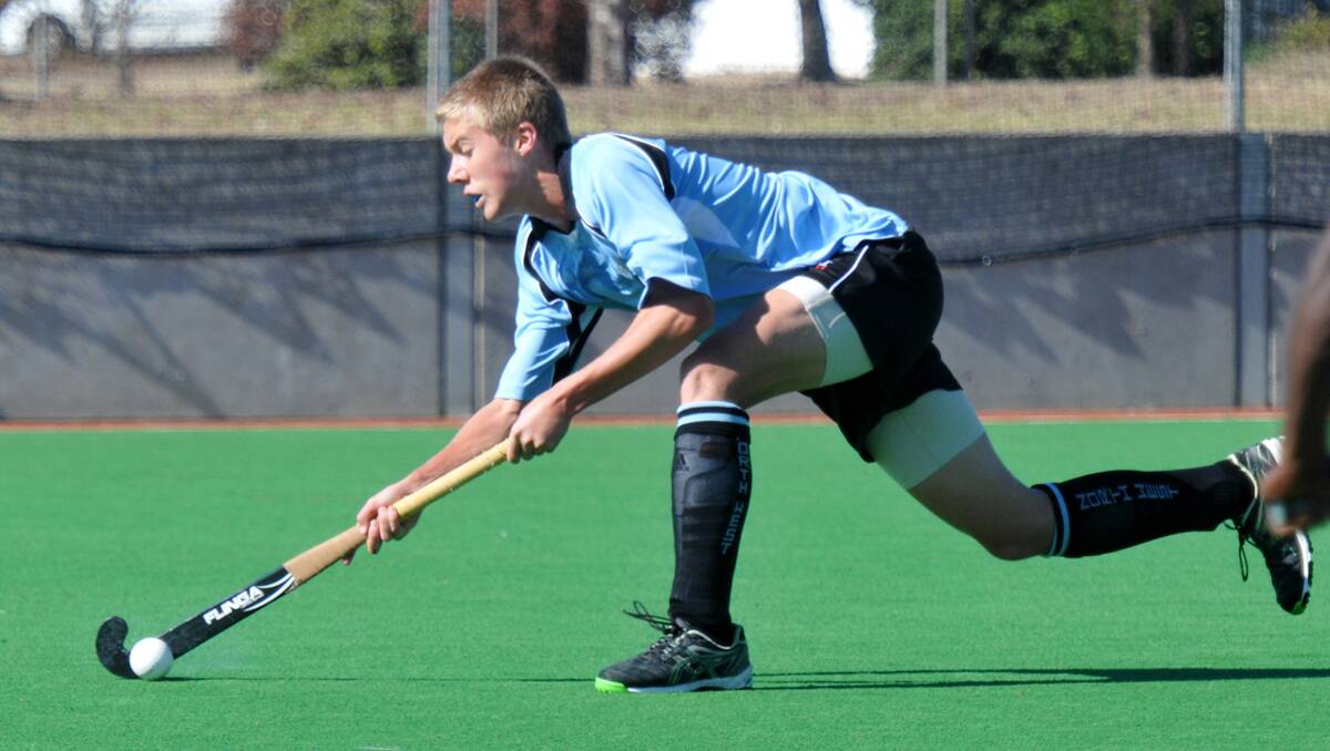 Sam Liles in  passing mode for his North West in this year's State CHS Championships. Photo: Geoff O’Neill 220512GOB01