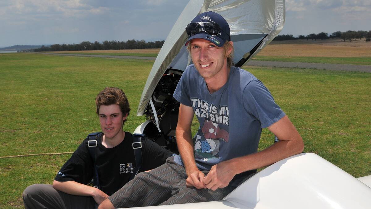 South Australia’s Matthew Scutter (left) and Queensland’s Andrew Maddocks are two of the best young gliders in the country.  Maddocks will at Lake Keepit this week chasing a third consecutive national title. Photo: Geoff O’Neill 091212GOD01