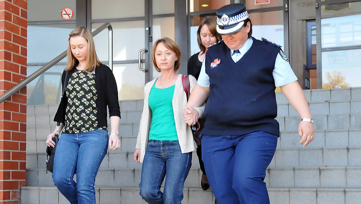 MURDER TRIAL: Fiona Rixon,  flanked by her daughter Jemma, left, and Tamworth duty officer Inspector Kylie Endemi leave the court yesterday. Photo: Geoff O’Neill 150812GOA04