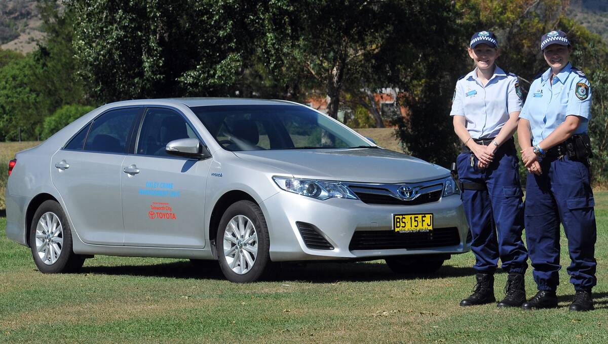 POLICE CAR: Tamworth Constable Kareena Gill and Senior Constable and Crime Prevention Officer Tracey Freeman with the new hybrid police vehicle. Photo: Geoff O’Neill 131212GOD01