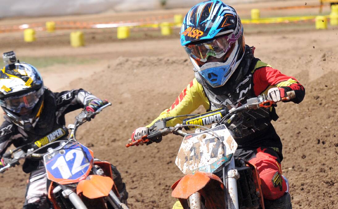 Rex Bates (left) and Ryan Vallance made short work of the track in the 65cc class during Tamworth’s first Stadium Cross. Photo: Geoff O’Neill 071213GOG05
