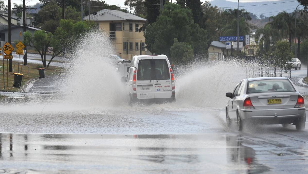 Vehicles negotiate flooding on Goonoo Goonoo Rd. Photo: Barry Smith