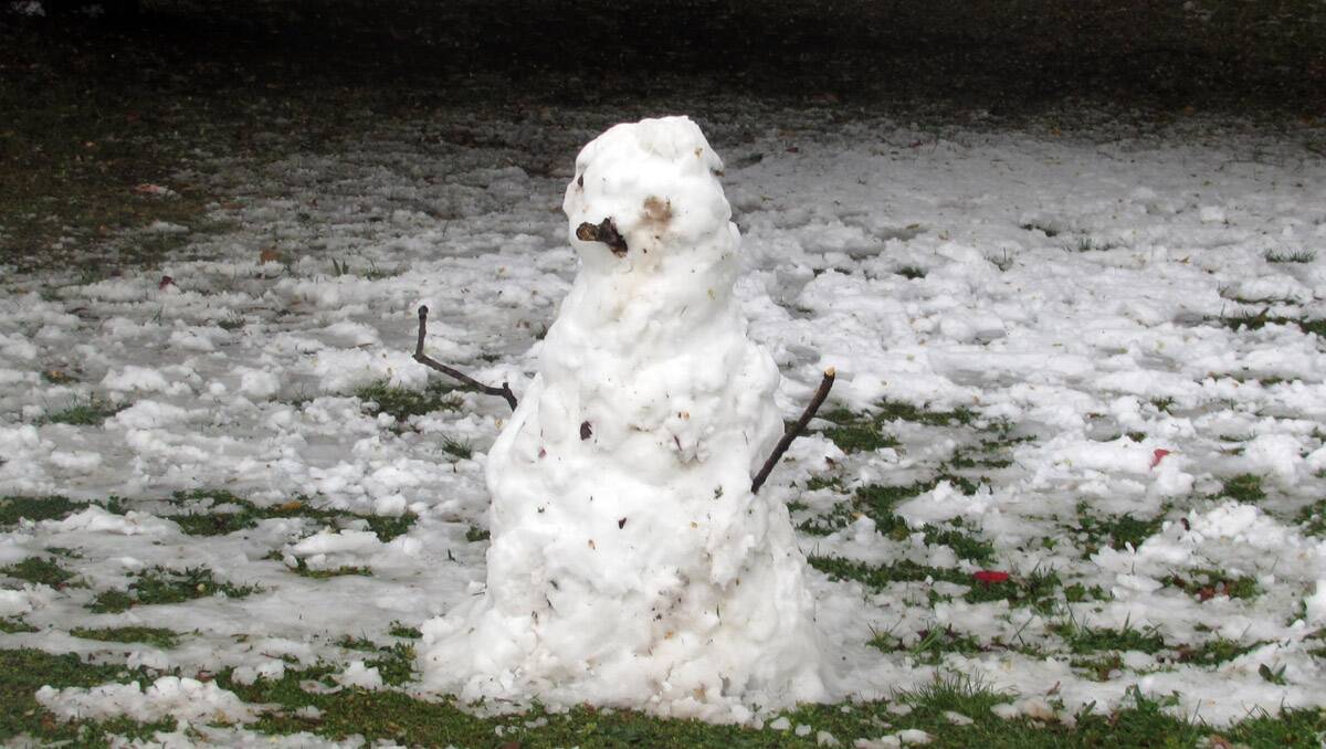 Snowman on the streets of Guyra during today's heavy snowfalls. Photo: Lyn Adam