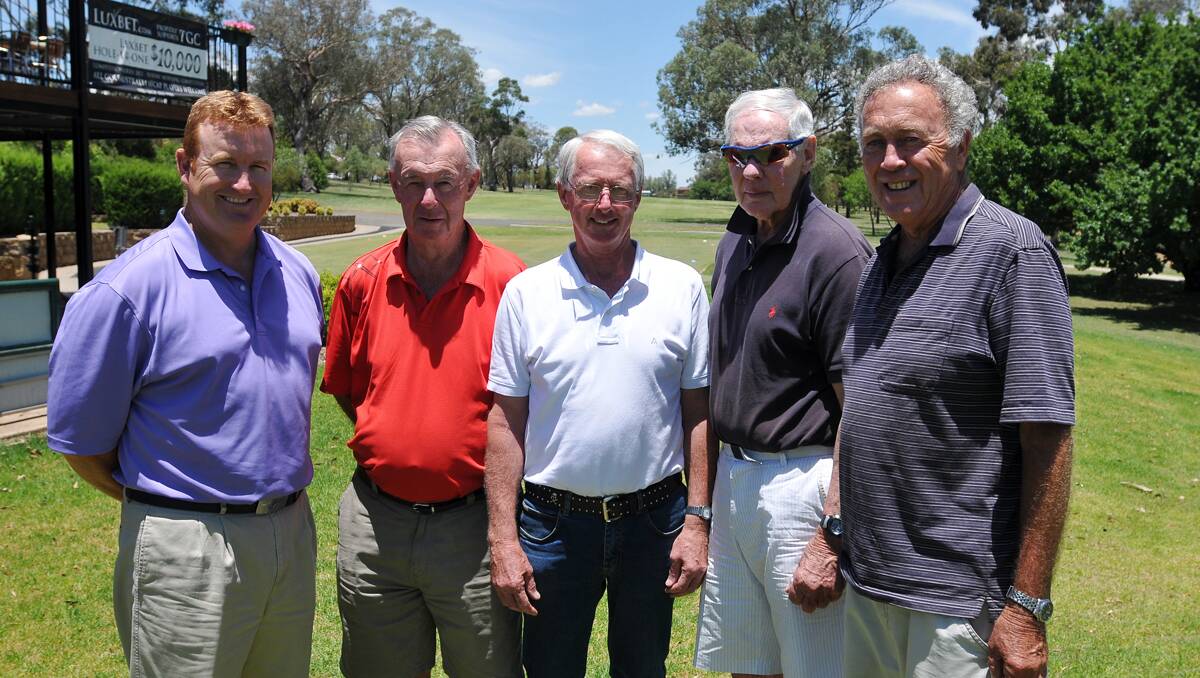 Tamworth Golf Pro Scott Roworth (left) with Tamworth Vets (second from left) Keith Crapp, Col Bird, Ray Blissett and vets’ president Paul McDougall. Photo: Geoff O’Neill 141212GOC01