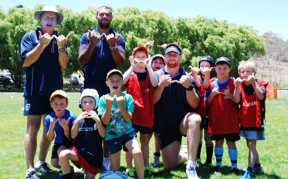 W for Waratahs: The under 7's boys Bruce Frame (Coach), Jonty Fowler, Josh Bible, Blair Icon, Hunter Carter, Lachlan Peake, Abbott White, Travis Ryan, and Monty Schmude were joined by the Waratah's Kurtley Beale and Paddy Ryan for the last day of the National Rugby Camp in Armidale. Photo: Chris Bath, 150114JA01
