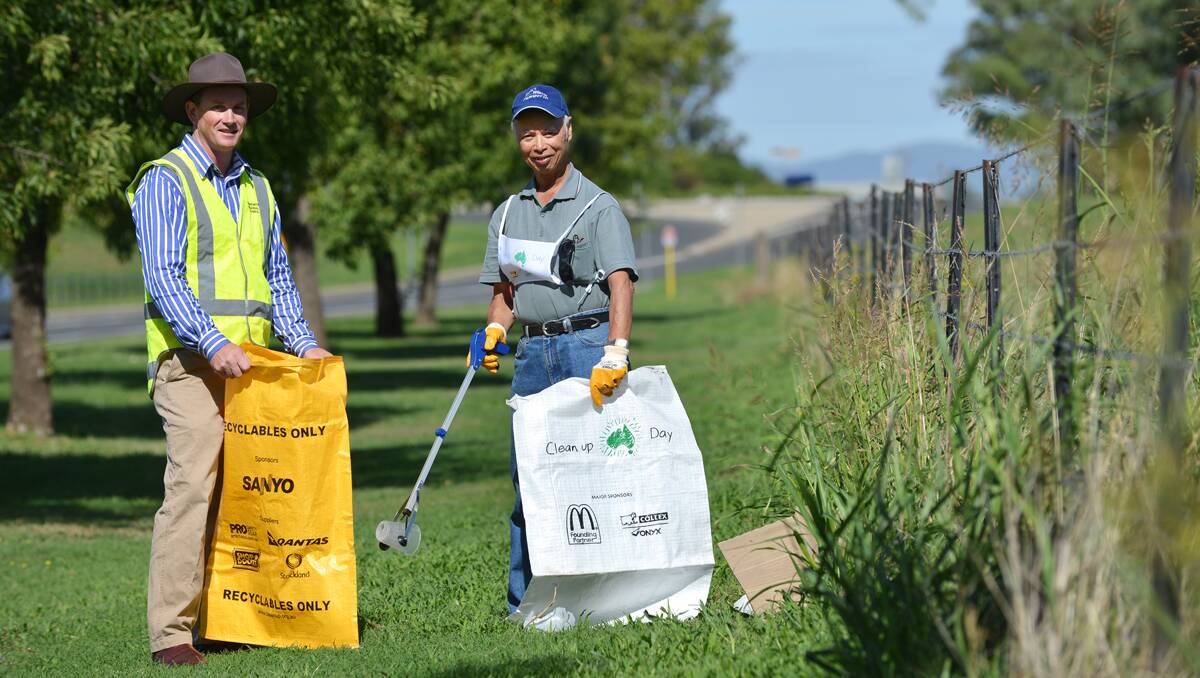 CLEAN UP AUSTRALIA DAY: Tamworth Regional Council  senior parks and horticulture  officer Hugh Leckie, left, and Tidy Towns co-ordinator Paul Ying hope to see residents on Sunday. Photo: Barry Smith 270213BSB01