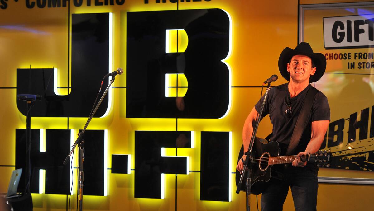 STAR DROPS IN: Lee Kernaghan at JB Hi-Fi in Centrepoint, Tamworth. Photo: Barry Smith 181112BSE13