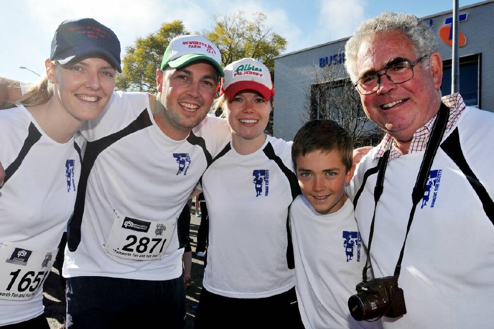 From left, Tahnee Laycock, Dave Caldwell, Katrina Campbell, Angus Lindsay and Bob Wynne take part in the Tamworth Ten in memory of Scott Campbell. 180813GOB03