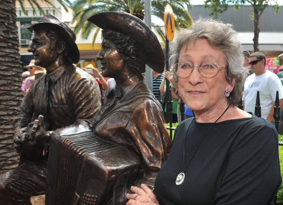 Slim's wife Joy with the couple's statue in honour of Slim. Photo: Geoff O'Neill 