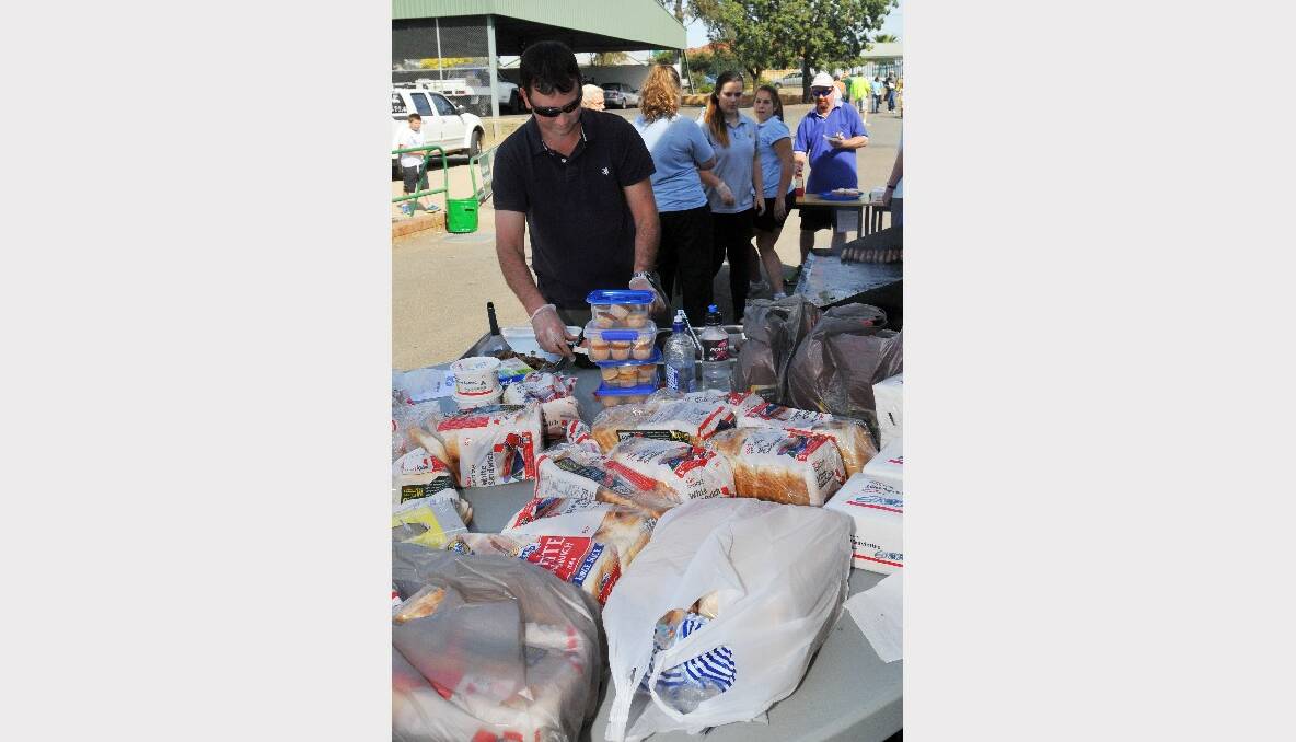 Tamworth High School teacher Ken Blanch setting up for the sausage sizzle. Photo:Geoff O'Neill.