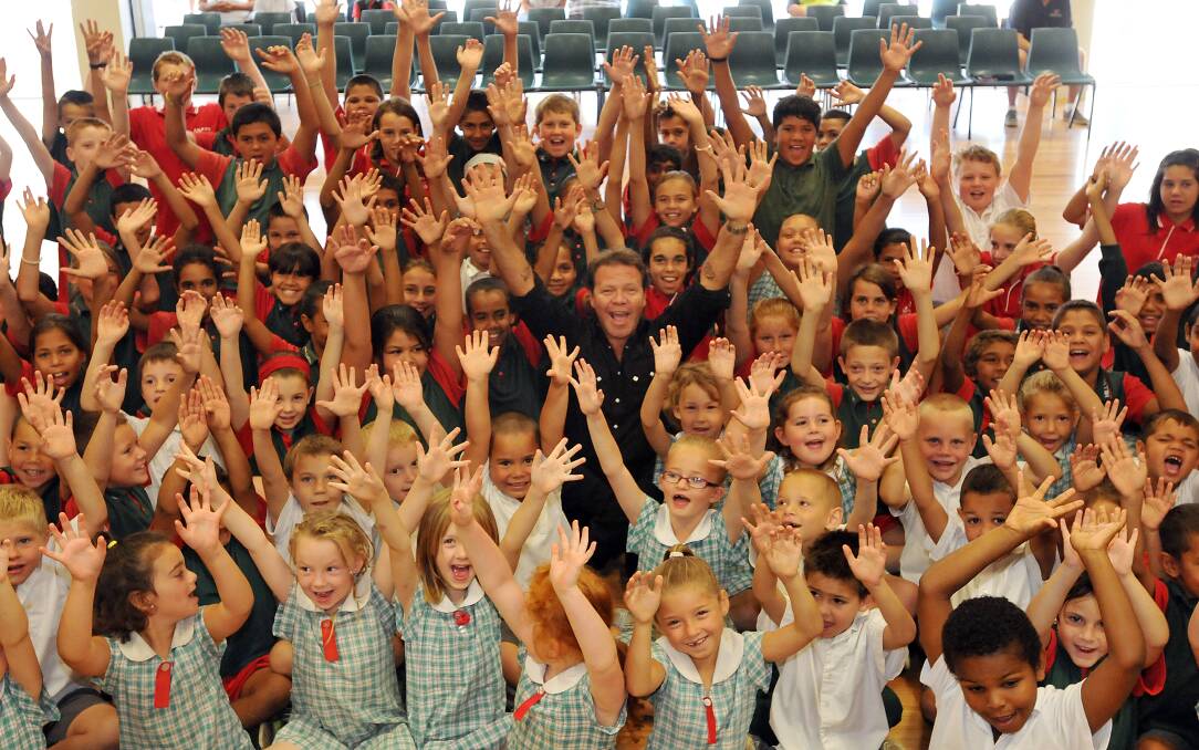 Troy Cassar-Daley and Hillvue Public School students get excited about recycling in December. Photo:Geoff O'Neill 041213GOA03
