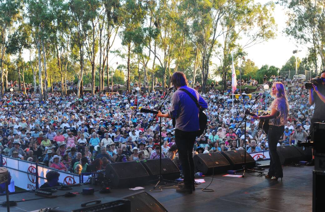 Country music fans gathered at Tamworth's Bicentennial Park on Friday night for the opening of the festival. Photo:Geoff O'Neilll 170114GOE13