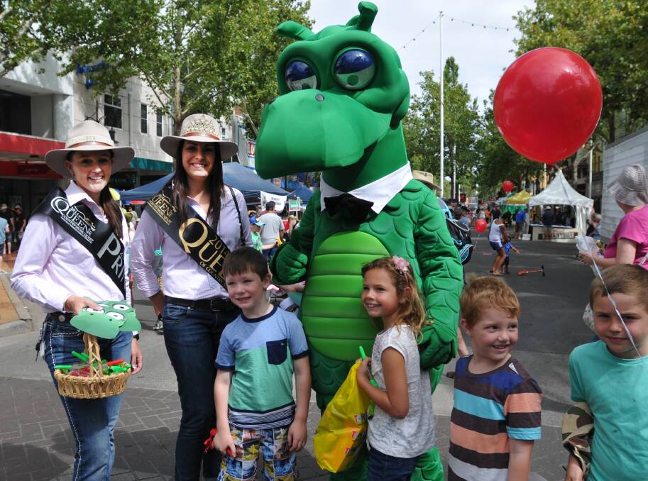 The Country Music Queen and Princess meet and greet festivalgoers in Tamworth's Peel St. Photo:Geoff O'Neill 240114GOC01