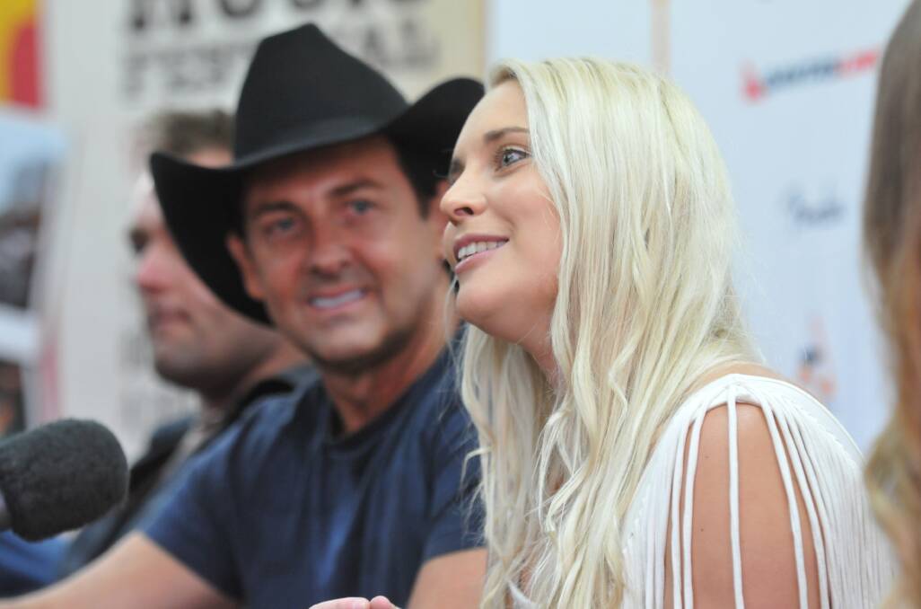 Lee Kernaghan and Aleyce Simmonds. Photo:Geoff O'Neill 230114GOB18