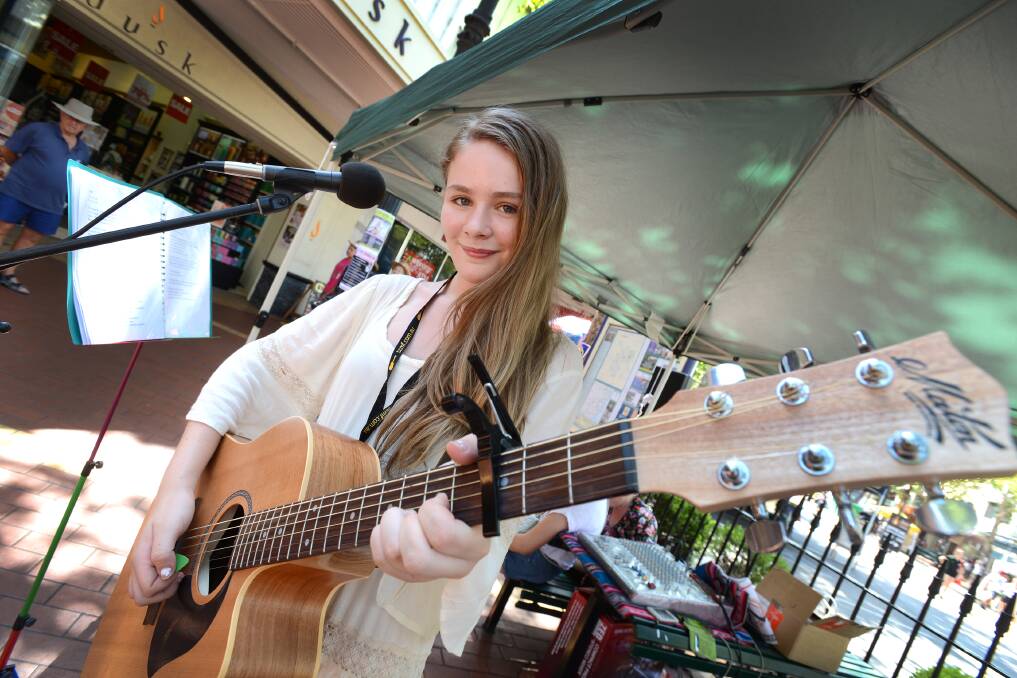 Amy Jay from Adelaide, busking in Tamworth's Peel St. Photo:Barry Smith 200114BSK01