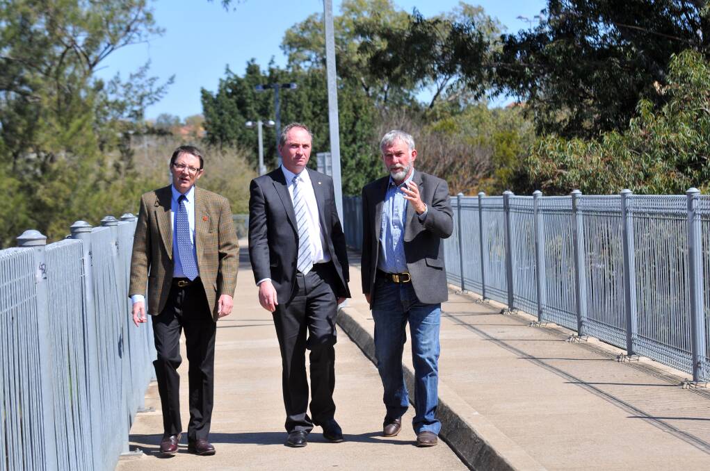 Scott MacDonald, Barnaby Joyce and Russell Web announce more funding for CCTV cameras in Tamworth. Photo:Geoff O'Neill 030913GOC01