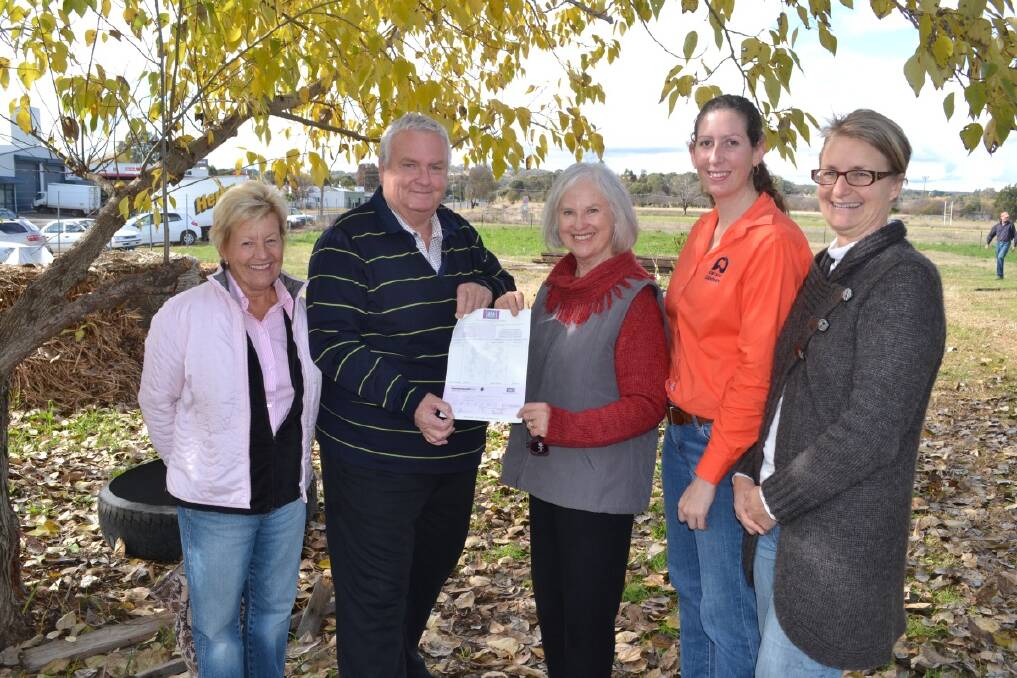 Jan and Mal Morgan from the Royal Agricultural Society present a $22,000 donation to Jenny Cracknell, Sarah Priest (Landcare) and Carolyn Ditchfield for the Inverell Community Garden. Photo:The Inverell Times.
