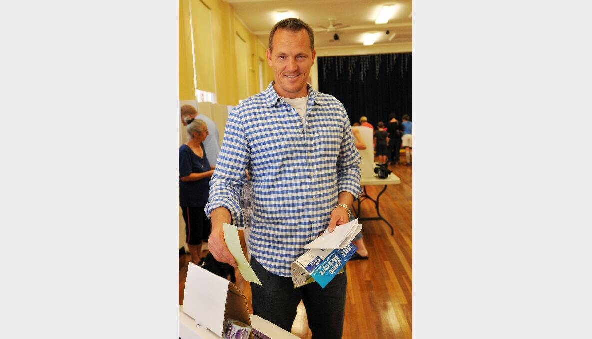 Independent candidate Jamie McIntyre casts his vote at Tamworth Public School. Photo:Geoff O'Neill