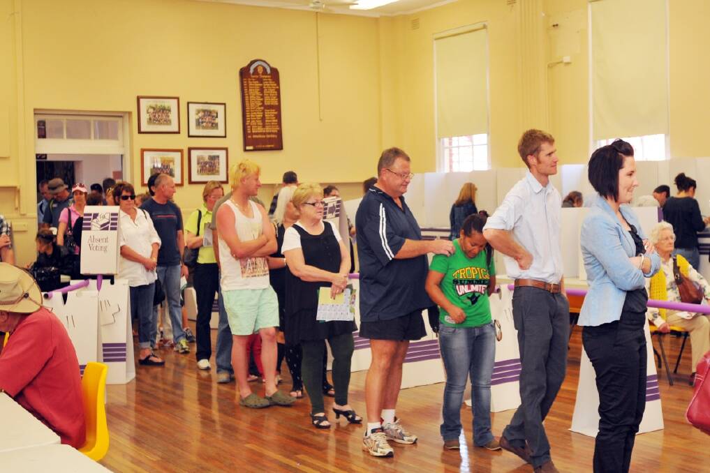 Constituents line up to cast their votes at Tamworth Pubic School. Photo:Geoff O'Neill