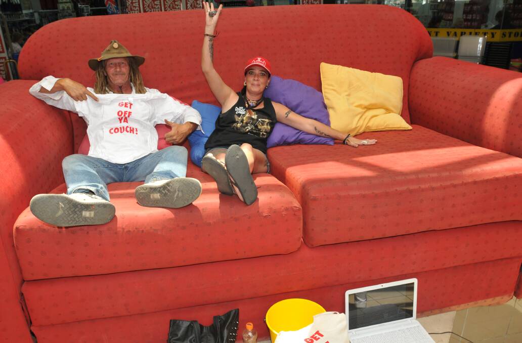 Country fans relax on a big red couch. Photo:Geoff O'Neill 230114GOF01