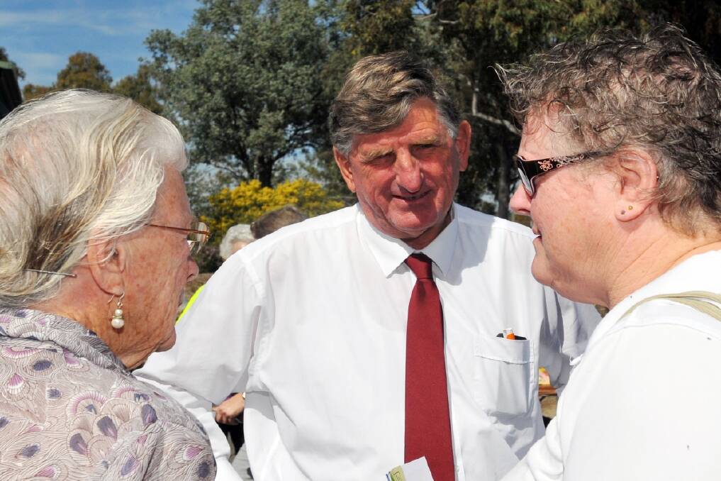 Independent candidate Rob Taber talks with voters at Tamworth High School. Photo:Geoff O'Neill.