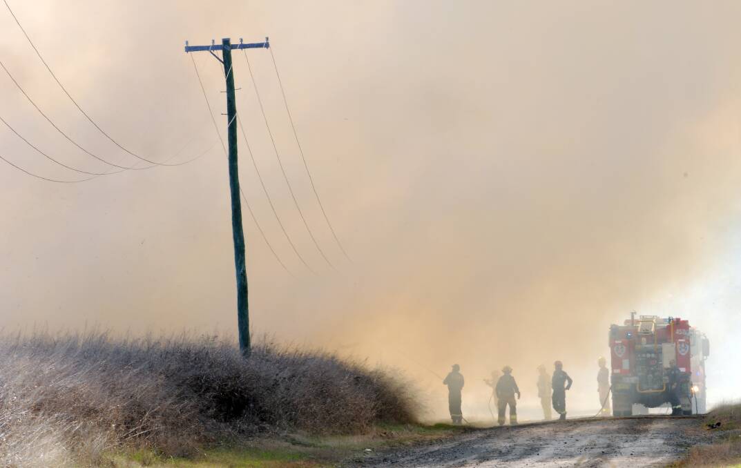 Fire crews attend a grassfire at Locks Ln in Tamworth in July. Photo:Gareth Gardner. 170713GGD08