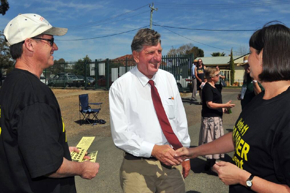 Independent candidate Rob Taber talks with voters at Tamworth High School. Photo:Geoff O'Neill.