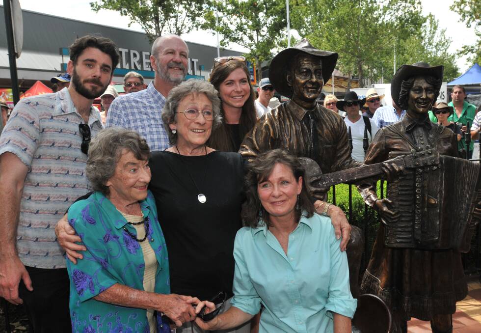Members of Slim Dusty's family, his wife Joy and the memorial statue. Photo:Geoff O Neill.