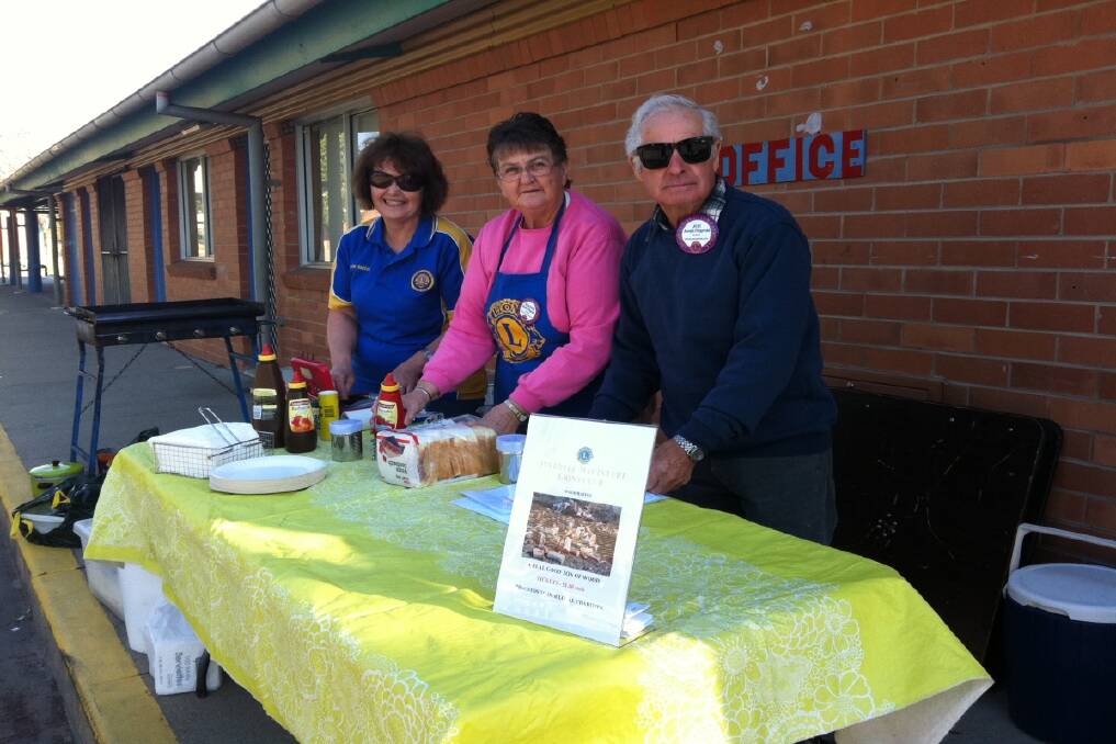 Beth Sutton, Heather Fitzgerald and Joe Fitzgerald from the Macintyre Lions Club waiting for customers at their fundraising sausage sizzle at Inverell.