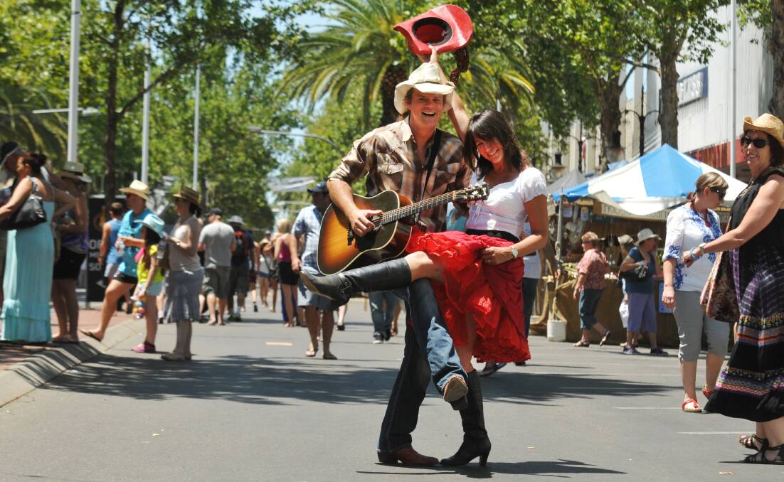 Rod and Shelly Dowsett perform in Tamworth's Peel St. Photo:Geoff O'Neill. 190114GOD05