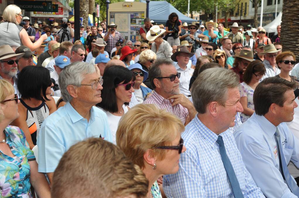 The unveiling of the Slim Dusty and Joy McKean Statue in Tamworth's CBD.. Photo:Geoff O'Neill 