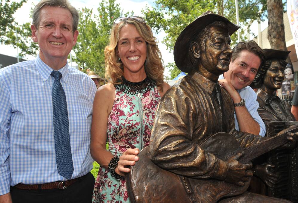 Premier Barry O'Farrell and sculptor Tanya Bartlett. Photo:Geoff O'Neill
