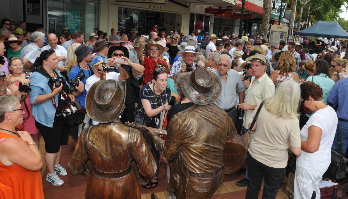 A crowd gathers for the unveiling of the Slim Dusty statue. Photo:Geoff O'Neill. 