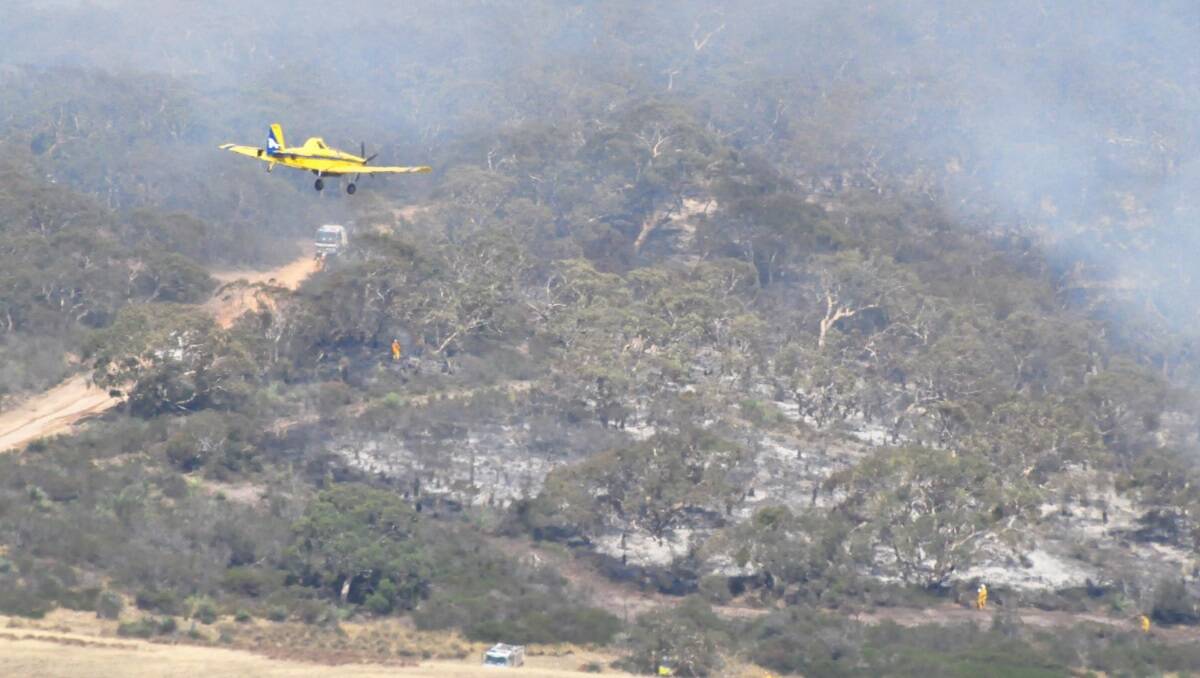 Aerial support flies in to help firefighters on the ground at Delamere in South Australia's Lower Fleurieu Peninsula. Photo by Bill Stevens.