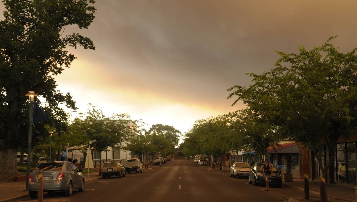 Bordertown SA in darkness because of smoke carried over from Ngarkat Conservation Park fires.
