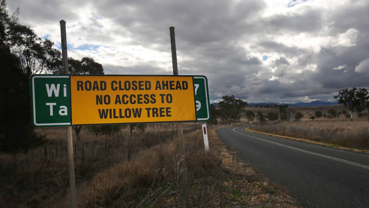 Road signs pointing to the closure of the Merriwa to Willow Tree Road. Picture by Simone De Peak