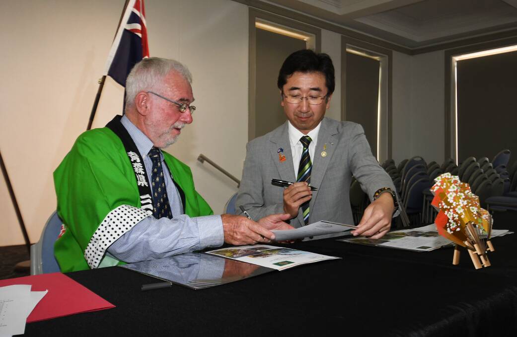 Tamworth mayor Russell Webb and Sannohe mayor Kasuhiko Matsuo signing the new protocol. Picture by Gareth Gardner